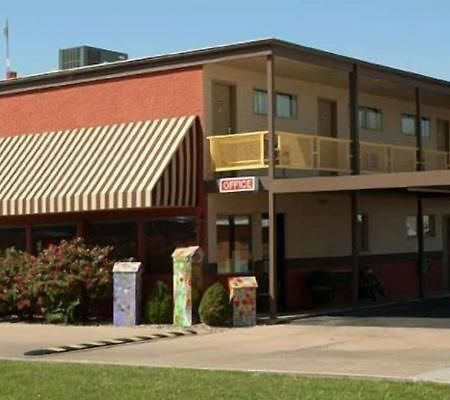 Big Bend Traveler'S Inn Great Bend Bagian luar foto