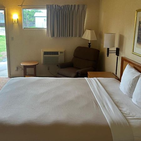 Big Bend Traveler'S Inn Great Bend Bagian luar foto
