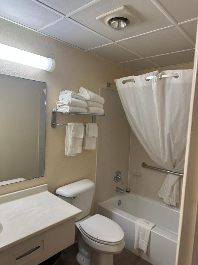 Big Bend Traveler'S Inn Great Bend Bagian luar foto