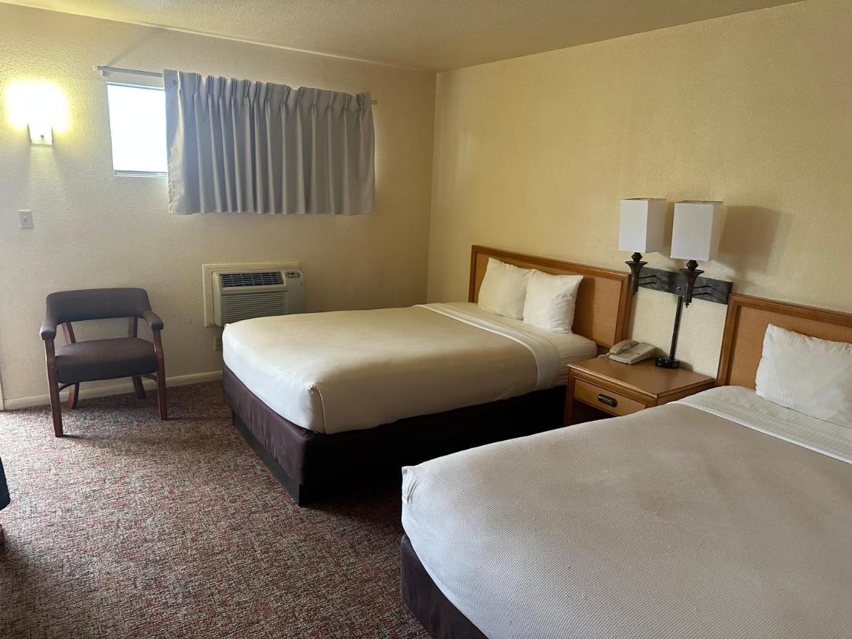 Big Bend Traveler'S Inn Great Bend Bagian luar foto
