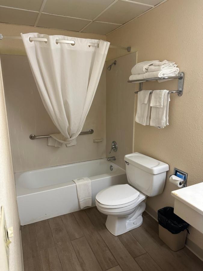 Big Bend Traveler'S Inn Great Bend Bagian luar foto
