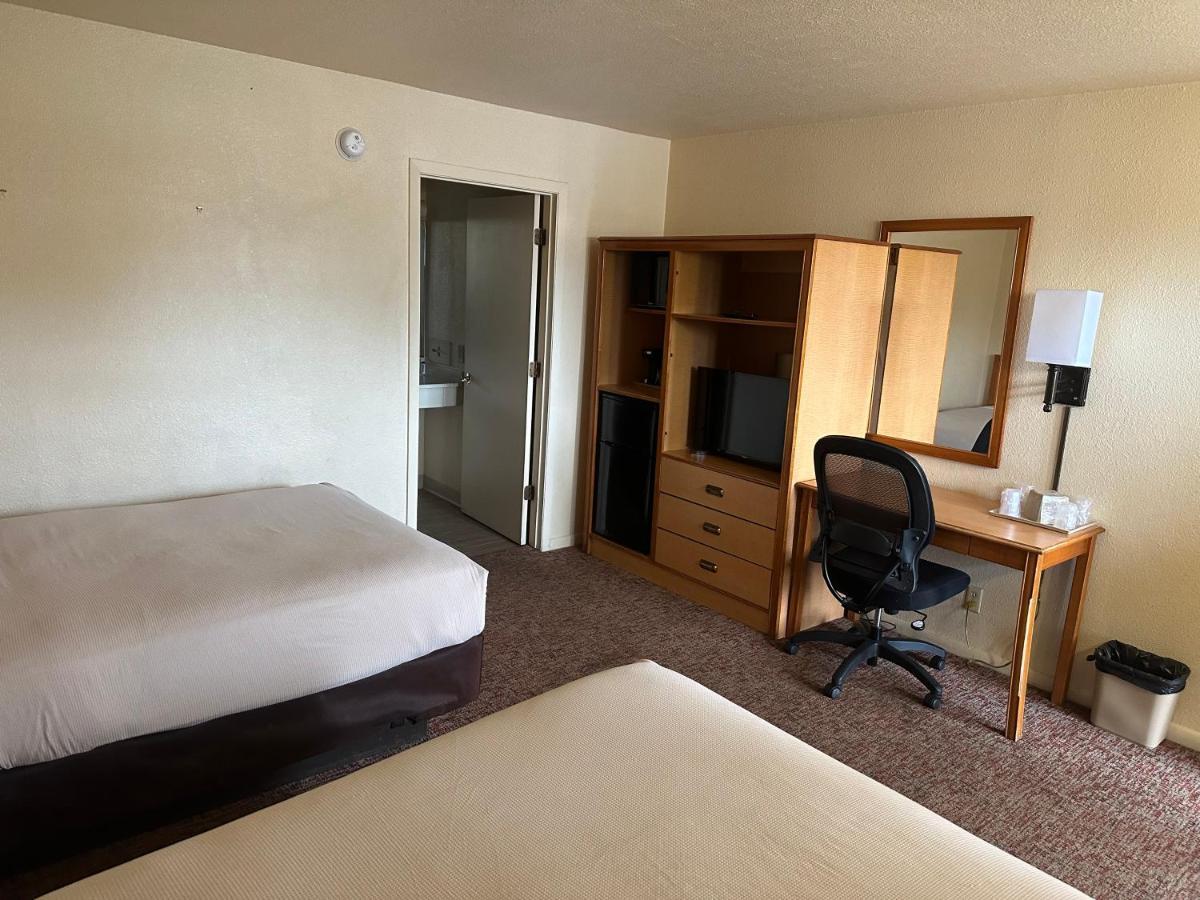 Big Bend Traveler'S Inn Great Bend Bagian luar foto