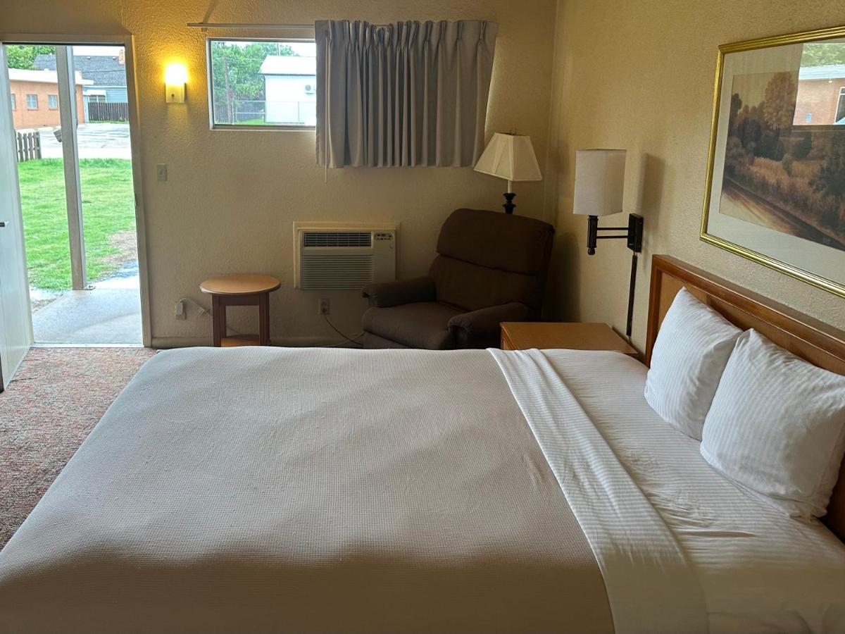 Big Bend Traveler'S Inn Great Bend Bagian luar foto